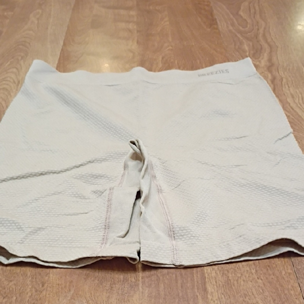 Breezies Cream Seamless Shapewear Shorts Size Medium